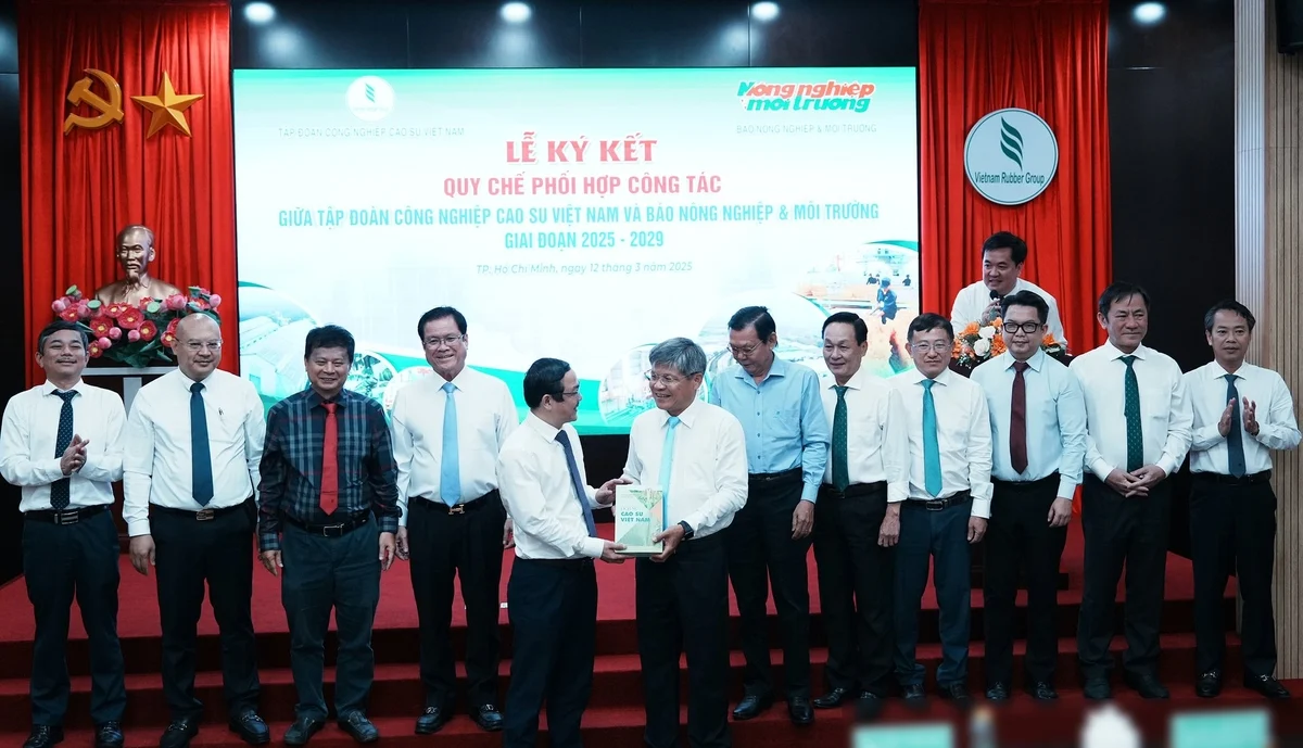 Tập đoàn Công nghiệp Cao su Việt Nam ký kết hợp tác với Báo Nông nghiệp và Môi trường